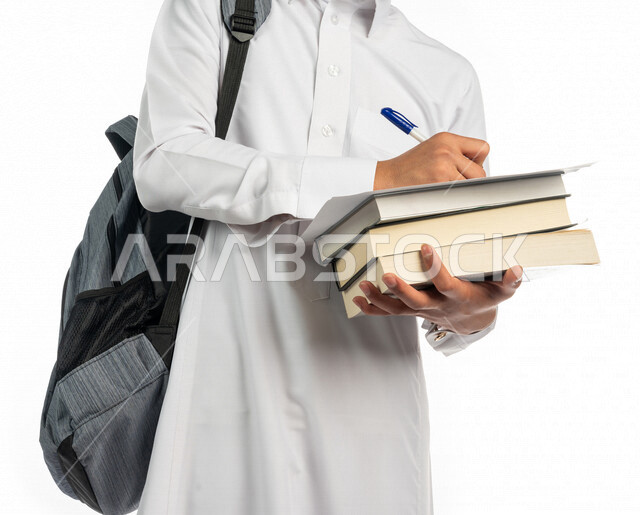 بورتريه لطالب جامعي عربي خليجي سعودي يحمل الحقيبة الجامعية و بيد مجموعة من الكتب ،تدوين الملاحظات ، قراءة الكتب ، حل الواجبات الجامعية  ،المذاكرة للاختبارات الجامعية ، مراجعة الدروس اليومية ، التعليم الجامعي في المملكة العربية السعودية
