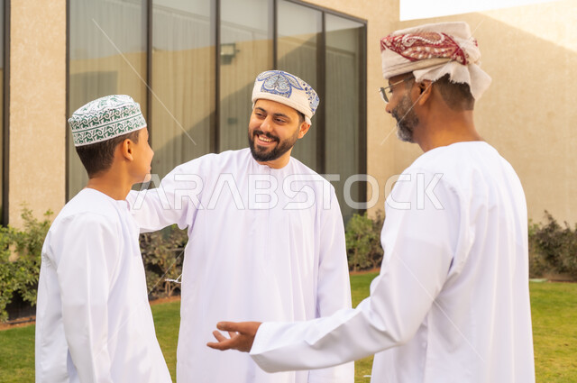 المحادثة والدردشات بين أفراد العائلة, عائلة عربية خليجية عمانية تقضي أوقات ممتعة في إحدى الشاليهات في سلطنة عمان ، اجواء عائلية سعيدة ، نزهه في الهواء الطلق، أنشطة ترفيهية عائلية .
