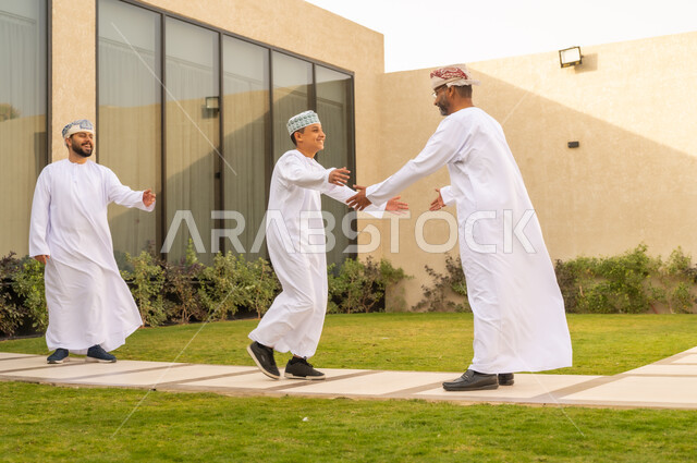 تقوية رابطة الابوة ، ايماءات  الاشتياق والحب، ولد عربي خليجي عماني يركض بتلهف ليعانق والده, عناق الأبناء الدافئ ، مفهوم الأسرة السعيدة ، قضاء أوقات عائلية ممتعة مع الأبناء في الحديقة