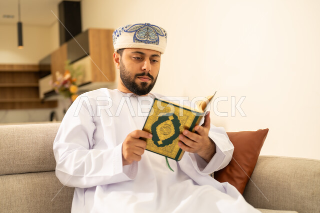 الشعور بالسكينة والراحة ، الاجتهاد في العبادة، تلاوة وقراءة القرآن الكريم وتدبر معانيه، رجل عربي خليجي عماني يرتدي الدشداشة والعمامة  يحمل بيده المصحف الشريف، الإكثار من ذكر الله تعالى ، إسلاميات وعبادة .