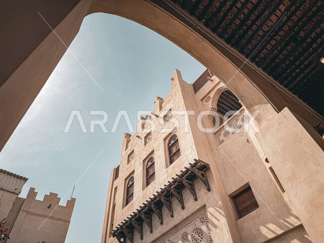  التصاميم الهندسية المعمارية المزخرفة القديمة، معلم تاريخي اثري سياحي في السعودية، أماكن جذب واستقطاب السياح، سوق القيصرية التراثي في محافظة الاحساء في المملكة العربية السعودية، سوق شعبي تقليدي للثقافة والتجارة