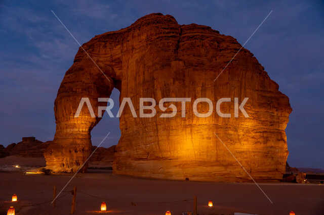 صخرة الفيل المضيئة في محافظة العلا في الليل، مكان سياحي طبيعي مشهور، التضاريس في القمم والمرتفعات الجبلية، الاستمتاع في صحاري المملكة, معلم اثري تاريخي قديم، الجبال والتكوينات الصخرية في المناطق الصحراوية