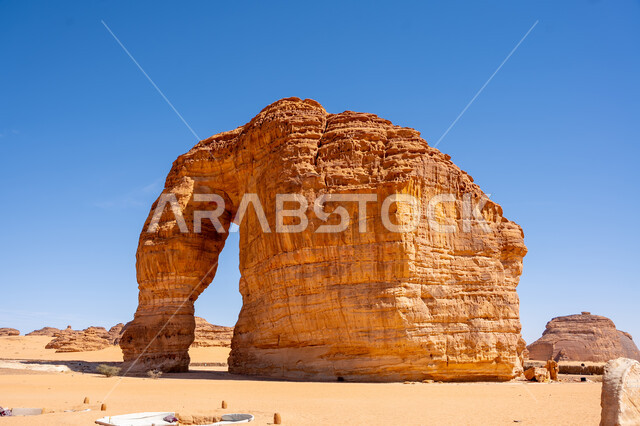 صخرة الفيل في محافظة العلا في النهار، مكان سياحي طبيعي مشهور، التضاريس في القمم والمرتفعات الجبلية، الاستمتاع في صحاري المملكة, معلم اثري تاريخي قديم، الجبال والتكوينات الصخرية في المناطق الصحراوية