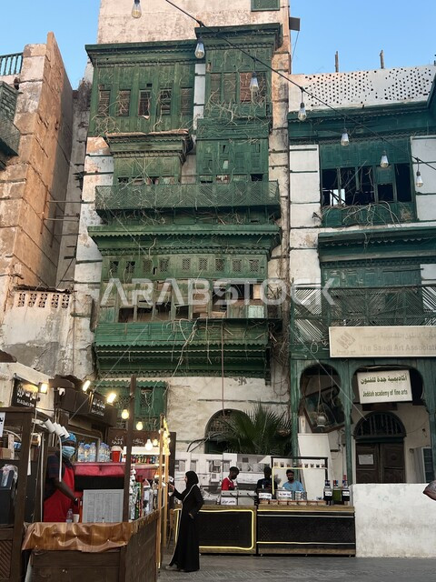 الرواشين القديمه في المدينة التاريخية في جدة بتصميم معماري عربي و إسلامي قديم، البيوت الأثرية في البلد التاريخي في جدة, مكان سياحي تراثي شعبي في المملكة العربية السعودية، المعالم التاريخية في حي البلد