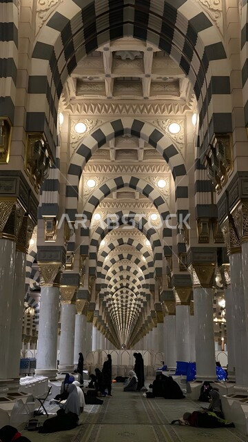الفن الهندسي المعماري للأعمدة والأقواس في المسجد النبوي الشريف في المدينه المنورة، مفهوم العبادة والتقرب إلى الله، التصميم والديكور الداخلي على الطراز الإسلامي، مكان ومعلم ديني مقدس في المملكة العربية السعودية، أداء فريضة الصلاة على وقتها