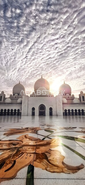 منظر الغيوم البيضاء المتجمعة في السماء، الفن الهندسي المعماري لقبب ومآذن المساجد على الطراز الإسلامي العربي، معلم ديني إسلامي في الإمارات العربية المتحدة، مفهوم العبادة والتقرب إلى الله، مسجد الشيخ زايد بن سلطان آل نهيان الكبير في إمارة أبو ظبي في النهار
