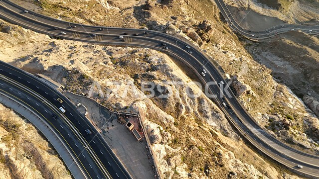  الطرق والشوارع المعبدة السريعة بين مكة والطايف, الاهتمام بتهيئة البنية التحتية، طريق إسفلتي ملتوي وعر وسط الجبال الصخرية، الطبيعة والبيئة الجبلية القاسية في مدينة الطائف، القمم والمرتفعات في المملكة العربية السعودية، حركة مرور السيارات في طريق عقبة الهدا