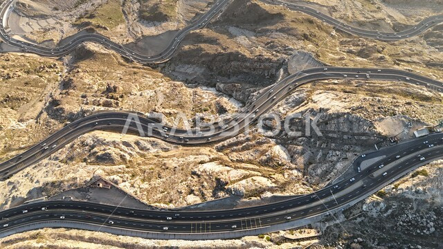  الطرق والشوارع المعبدة السريعة بين مكة والطايف, الاهتمام بتهيئة البنية التحتية، طريق إسفلتي ملتوي وعر وسط الجبال الصخرية، الطبيعة والبيئة الجبلية القاسية في مدينة الطائف، القمم والمرتفعات في المملكة العربية السعودية، حركة مرور السيارات في طريق عقبة الهدا