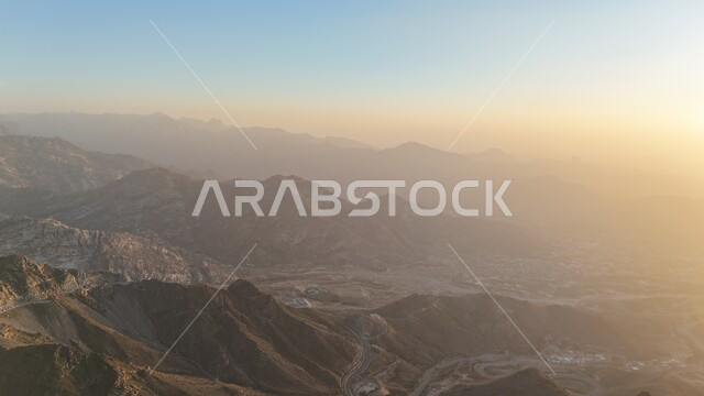  الطرق والشوارع المعبدة السريعة بين مكة والطايف, الاهتمام بتهيئة البنية التحتية، طريق إسفلتي ملتوي وعر وسط الجبال الصخرية، الطبيعة والبيئة الجبلية القاسية في مدينة الطائف، القمم والمرتفعات في المملكة العربية السعودية، حركة مرور السيارات في طريق عقبة الهدا