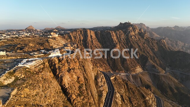 طريق إسفلتي ملتوي وعر وسط الجبال الصخرية، الطبيعة والبيئة الجبلية القاسية في مدينة الطائف، القمم والمرتفعات في المملكة العربية السعودية، حركة مرور السيارات في طريق عقبة الهدا، الطرق والشوارع المعبدة السريعة بين مكة والطايف, الاهتمام بتهيئة البنية التحتية