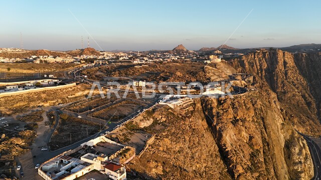  الطبيعة والبيئة الجبلية القاسية في مدينة الطائف، القمم والمرتفعات في المملكة العربية السعودية، حركة مرور السيارات في طريق عقبة الهدا، الطرق والشوارع المعبدة السريعة بين مكة والطايف, الاهتمام بتهيئة البنية التحتية، طريق إسفلتي ملتوي وعر وسط الجبال الصخرية