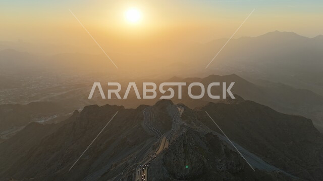  الطرق والشوارع المعبدة السريعة بين مكة والطايف, الاهتمام بتهيئة البنية التحتية، طريق إسفلتي ملتوي وعر وسط الجبال الصخرية، الطبيعة والبيئة الجبلية القاسية في مدينة الطائف، القمم والمرتفعات في المملكة العربية السعودية، حركة مرور السيارات في طريق عقبة الهدا