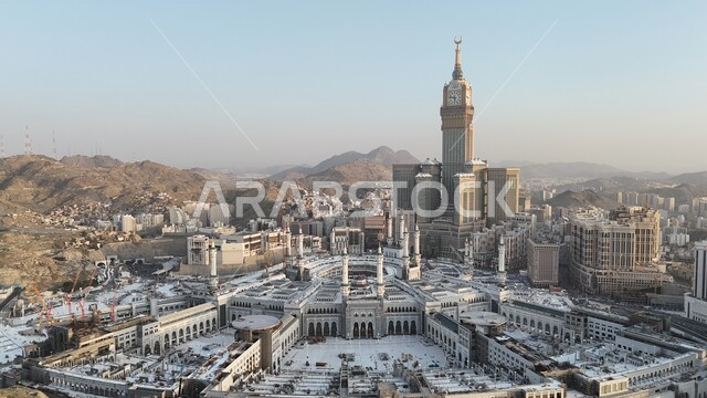 معالم دينية إسلامية مقدسة، القمم والمرتفعات الجبلية في المملكة العربيه السعودية، الفن الهندسي المعماري للأبراج وناطحات السحاب، صورة جوية لبرج ساعه مكة الملكي في المسجد الحرام