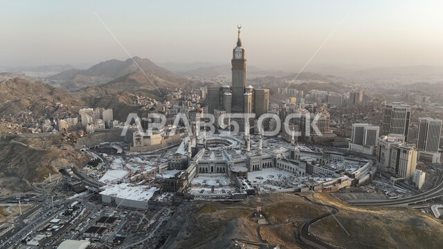 الفن الهندسي المعماري للأبراج وناطحات السحاب، صورة جوية لبرج ساعه مكة الملكي في المسجد الحرام، معالم دينية إسلامية مقدسة، القمم والمرتفعات الجبلية في المملكة العربيه السعودية