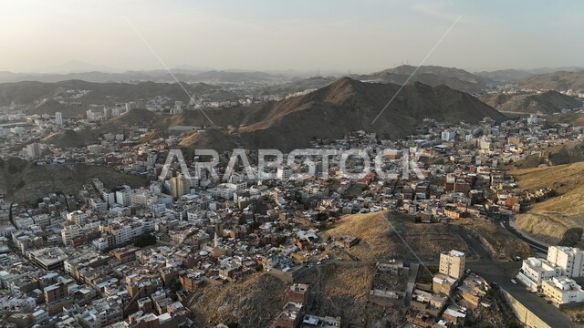  مقصد المسلمين من جميع انحاء العالم، مكان ديني إسلامي مقدس، القمم والمرتفعات الجبلية في المملكة العربيه السعودية، صورة جوية لمدينة مكة المكرمة والحرم المكي في النهار
