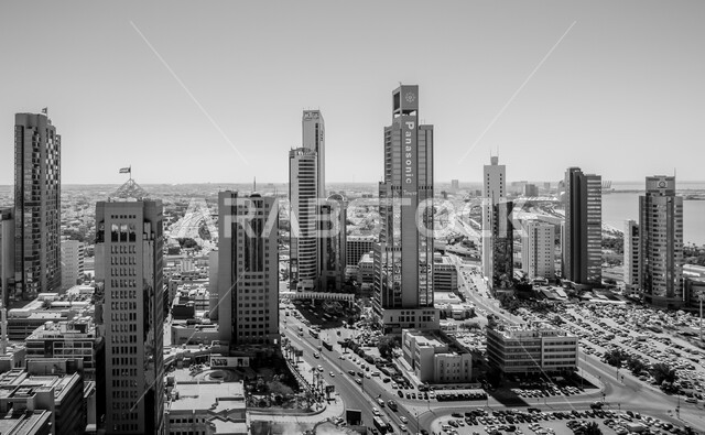 التطور والتقدم العمراني للمباني و المنشآت التجارية و السكنية، الفن الهندسي المعماري على الطراز الحديث للابراج وناطحات السحاب، صورة باللون الأبيض والأسود لمدينة الكويت، الطرق والشوارع الاسفلتية المعبدة