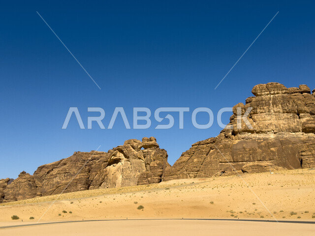 الطبيعة الصخرية للجبال في الصحراء في النهار, التضاريس والمرتفعات الجبلية في المناطق الصحراوية, المعالم الطبيعية السياحية في المملكة العربية السعودية، مكان سياحي طبيعي مشهور