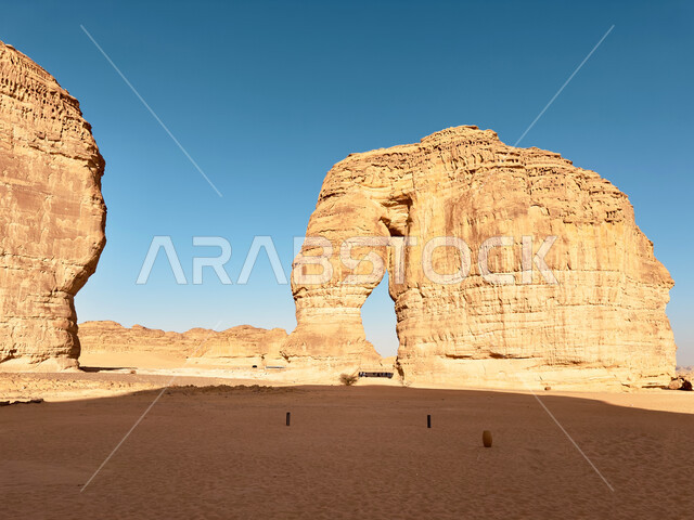 معلم اثري تاريخي قديم، الجبال والتكوينات الصخرية في المناطق الصحراوية، صخرة الفيل في محافظة العلا في النهار، مكان سياحي طبيعي مشهور، التضاريس في القمم والمرتفعات الجبلية، الاستمتاع في صحاري المملكة