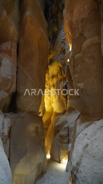 التكوينات والتشكيلات الصخرية في القمم والمرتفعات، مناطق لجذب السياح من شتى أنحاء العالم، سلسلة جبال تراثية في المملكة العربية السعودية، معلم سياحي طبيعي مشهور في الصحراء، مغارة جبل القارة في مدينة الإحساء