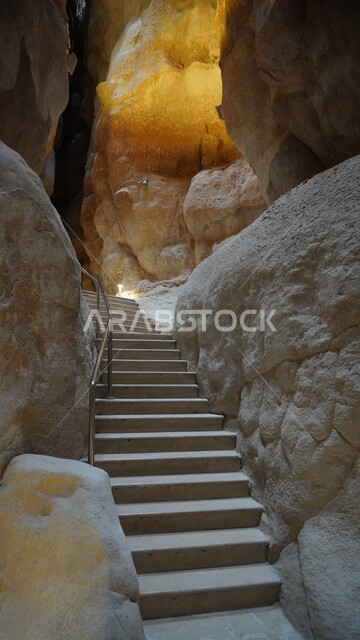 التكوينات والتشكيلات الصخرية في القمم والمرتفعات، مناطق لجذب السياح من شتى أنحاء العالم، سلسلة جبال تراثية في المملكة العربية السعودية، معلم سياحي طبيعي مشهور في الصحراء، مغارة جبل القارة في مدينة الإحساء