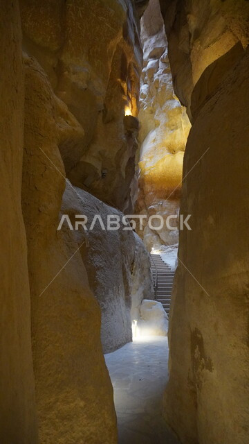 التكوينات والتشكيلات الصخرية في القمم والمرتفعات، مناطق لجذب السياح من شتى أنحاء العالم، سلسلة جبال تراثية في المملكة العربية السعودية، معلم سياحي طبيعي مشهور في الصحراء، مغارة جبل القارة في مدينة الإحساء