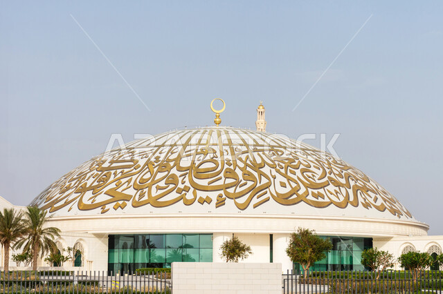  قبة مزخرفة باللون الذهبي في مسجد الشيخ زايد بن سلطان آل نهيان الكبير في إمارة أبو ظبي في النهار، الفن الهندسي المعماري لقبب ومآذن المساجد على الطراز الإسلامي العربي، معلم ديني إسلامي في الإمارات العربية المتحدة، مفهوم العبادة والتقرب إلى الله