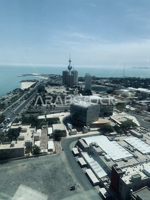 الواجهه البحرية لمدينة الكويت في النهار، التطور والتقدم العمراني للمباني و المنشآت التجارية و السكنية على ساحل الخليج العربي، الفن الهندسي المعماري على الطراز الحديث للابراج وناطحات السحاب