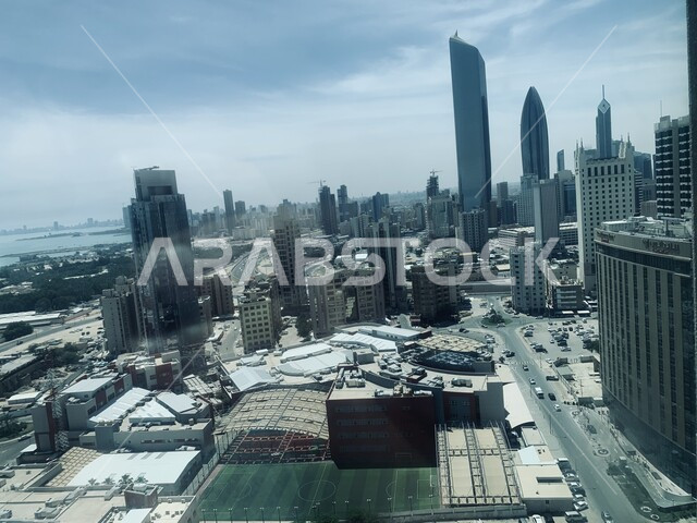 الفن الهندسي المعماري على الطراز الحديث للابراج وناطحات السحاب، الواجهه البحرية لمدينة الكويت في النهار، التطور والتقدم العمراني للمباني و المنشآت التجارية و السكنية على ساحل الخليج العربي