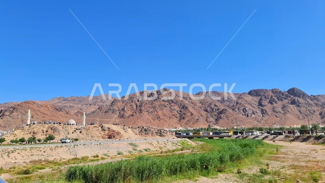 جبل احد في المدينه المنوره في النهار، القمم والمرتفعات الجبلية في المملكة, جذب و استقطاب المسلمين من كافة انحاء العالم، معلم اسلامي تاريخي قديم، السياحه في الاماكن الدينيه المشهورة في السعوديه