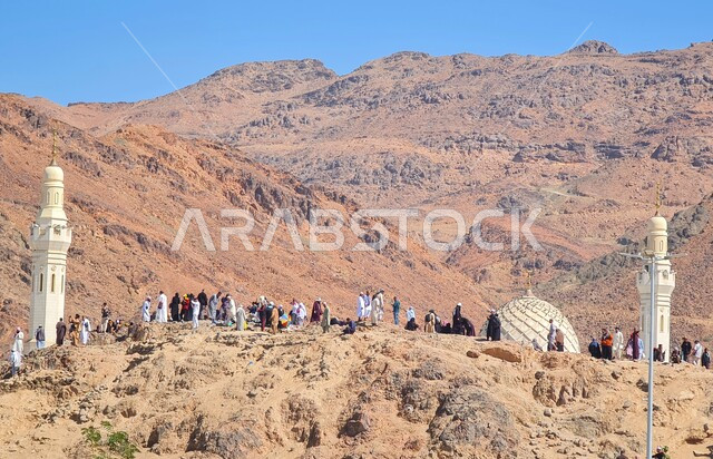 جبل احد ومسجد سيد الشهداء في المدينة المنورة في النهار، الفن الهندسي المعماري لبناء المساجد على الطراز العربي الإسلامي، نداء المسلمين لأداء الفرائض والصلاة، مفهوم العبادة والتقرب من الله تعالى، معلم ديني اسلامي مقدس في السعودية