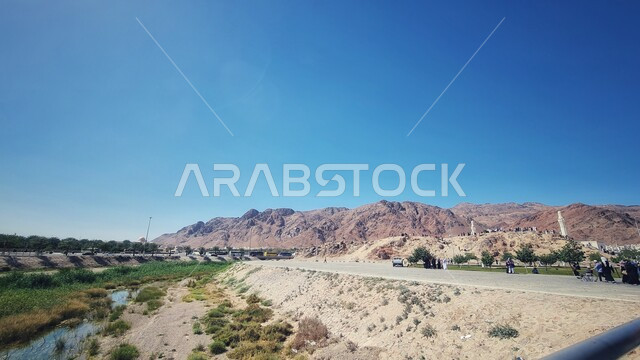 جبل احد في المدينه المنوره في النهار، القمم والمرتفعات الجبلية في المملكة, جذب و استقطاب المسلمين من كافة انحاء العالم، معلم اسلامي تاريخي قديم، السياحه في الاماكن الدينيه المشهورة في السعوديه