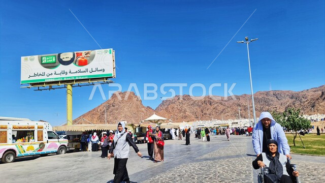 جبل احد في المدينه المنوره في النهار، القمم والمرتفعات الجبلية في المملكة, جذب و استقطاب المسلمين من كافة انحاء العالم، معلم اسلامي تاريخي قديم، السياحه في الاماكن الدينيه المشهورة في السعوديه