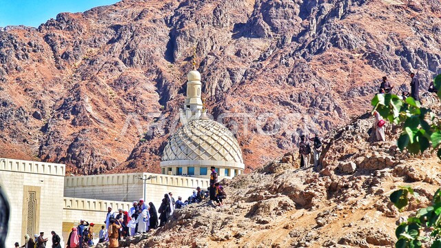  مسجد سيد الشهداء في المدينة المنورة في النهار، الفن الهندسي المعماري لبناء المساجد على الطراز العربي الإسلامي، نداء المسلمين لأداء الفرائض والصلاة، مفهوم العبادة والتقرب من الله تعالى، توافد الحجاج والسياح الى المعالم الدينية الاسلامية المقدسة في السعودية