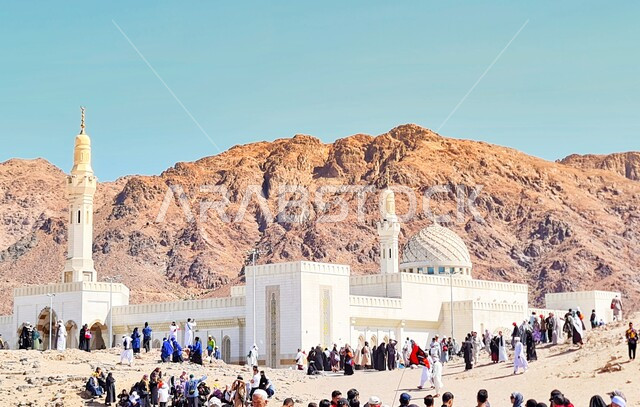  مسجد سيد الشهداء في المدينة المنورة في النهار، الفن الهندسي المعماري لبناء المساجد على الطراز العربي الإسلامي، نداء المسلمين لأداء الفرائض والصلاة، مفهوم العبادة والتقرب من الله تعالى، توافد الحجاج والسياح الى المعالم الدينية الاسلامية المقدسة في السعودية