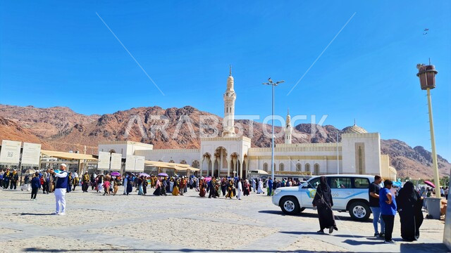  مسجد سيد الشهداء في المدينة المنورة في النهار، الفن الهندسي المعماري لبناء المساجد على الطراز العربي الإسلامي، نداء المسلمين لأداء الفرائض والصلاة، مفهوم العبادة والتقرب من الله تعالى، توافد الحجاج والسياح الى المعالم الدينية الاسلامية المقدسة في السعودية