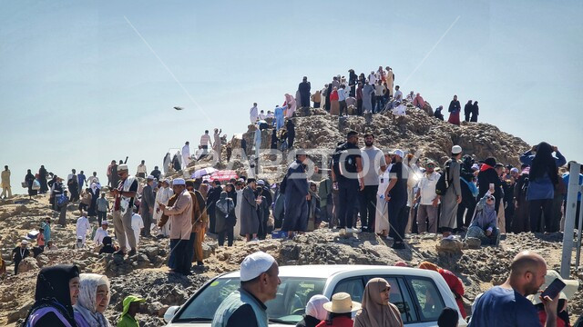 توافد الحجاج والمعتمرين الى جبل احد في المدينه المنوره في النهار، القمم والمرتفعات الجبلية في المملكة, جذب و استقطاب السكان من كافة انحاء العالم، معلم اسلامي تاريخي قديم، السياحه في الاماكن الدينيه المشهورة في السعوديه