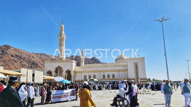  مسجد سيد الشهداء في المدينة المنورة في النهار، الفن الهندسي المعماري لبناء المساجد على الطراز العربي الإسلامي، نداء المسلمين لأداء الفرائض والصلاة، مفهوم العبادة والتقرب من الله تعالى، توافد الحجاج والسياح الى المعالم الدينية الاسلامية المقدسة في السعودية