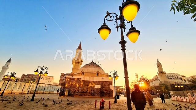 مسجد أبو بكر في المدينة المنورة وقت غروب الشمس، الفن الهندسي المعماري في بناء قبب ومآذن المساجد على الطراز العربي الإسلامي القديم، معلم ومكان ديني سياحي مقدس