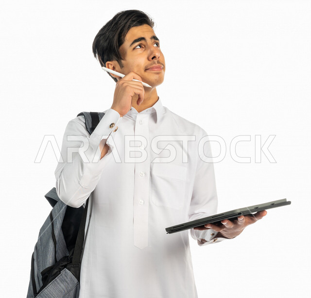 بورتريه لطالب جامعي عربي خليجي سعودي يرتدي الحقيبة الجامعية ويحمل بيده جهاز التابلت ، كتابة وتدوين الملاحظات  ، متابعة المحاضرات الجامعية الالكترونية، حل الواجبات الالكترونية ، التعليم الالكتروني ، التعليم الجامعي في المملكة العربية السعودية ، خلفية بيضاء