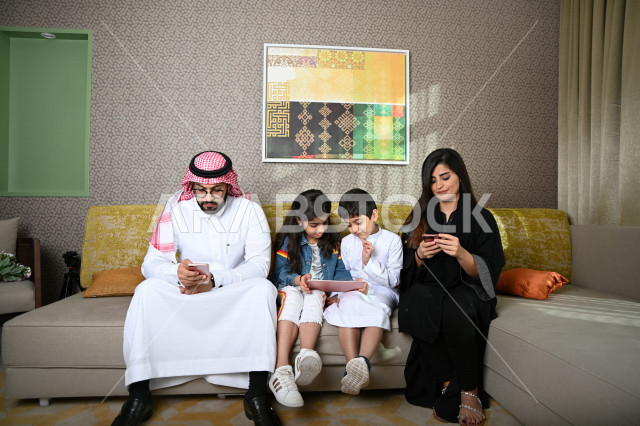 عائلة عربية خليجية سعودية تستخدم الاجهزة الالكترونية المحمولة ، التفاعل مع العالم الافتراضي ، التسوق الالكتروني ، مشاهدة الافلام والمسلسلات ، اجواء عائلية