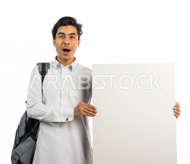 بورتريه لطالب عربي خليجي سعودي يحمل بيده لوحة توضيحية ،متابعة المحاضرات والدروس اليومية ،التعليم باستخدام لوحات توضيحية ووسائل تعليمية ،انشطة اثراء التعليم ، التعليم في المملكة العربية السعودية