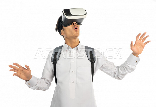 بورتريه لطالب جامعي عربي خليجي سعودي يرتدي نظارة الواقع الإفتراضي ثلاثية الأبعاد ، ايماءات الوجه واليدين تدل على الدهشة، ربط الواقع الافتراضي بالتعليم والتدريب  ، محاكاة العالم الافتراضي ، خلفية بيضاء