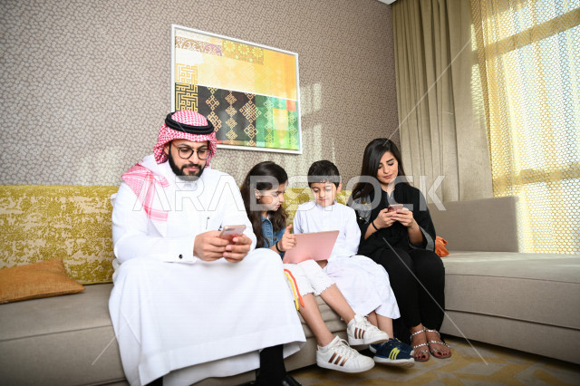عائلة عربية خليجية سعودية تستخدم الاجهزة الالكترونية المحمولة ، التفاعل مع العالم الافتراضي ، التسوق الالكتروني ، مشاهدة الافلام والمسلسلات ، اجواء عائلية