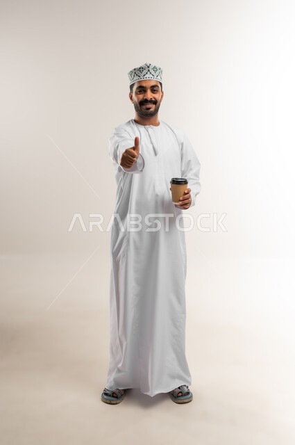 النظر الى الكاميرا بايماءات الرضا والسعاده, الاستمتاع بمذاق القهوه ...