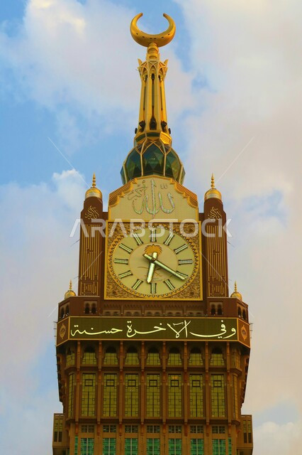 معلم ديني إسلامي مقدس، بيت الله الحرام في الحرم المكي الشريف في المملكة العربية السعودية، منظر الغيوم في السماء في النهار، العبادة والتقرب إلى الله، صورة مقربة لمبنى برج الساعة الملكي في مكة المكرمة، الفن الهندسي المعماري لناطحات السحاب