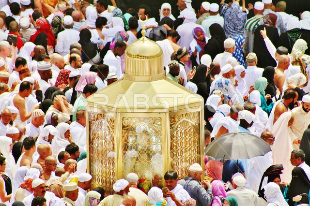  مقام سيدنا ابراهيم عليه السلام في مكة المكرمة في المملكة العربية السعودية، الطواف في بيت الله الحرام, اداء مناسك الحج والعمرة، تجمع الحجاج والمعتمرين في ساحات الحرم المكي الشريف، مكان ومعلم ديني إسلامي مقدس