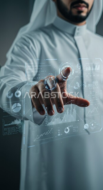  النمو والتطور التكنولوجي وتحقيق الثورة الصناعية، رؤية مستقبلية سعودية 2030، رجل عربي خليجي سعودي يرتدي الثوب التقليدي والغترة يقوم بالنقر والتفاعل مع ايقونات شاشة هولوجرامية، العلوم والابتكار وتكنولوجيا الذكاء الاصطناعي