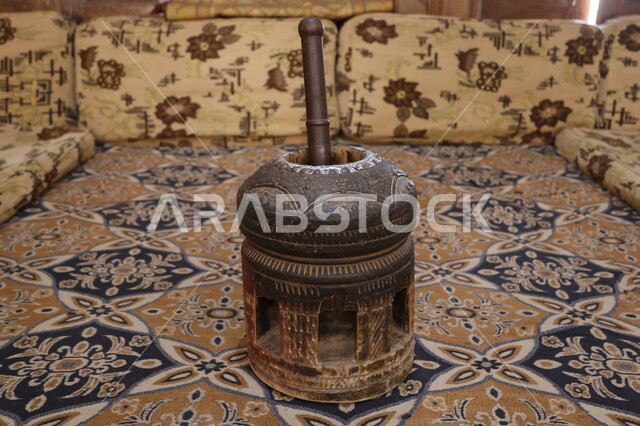 مهباج لطحن حبوب البن، الاحتفاظ بتاريخ وممتلكات الأجداد التراثية، شعبيات سعودية خليجية نادرة، معدات وادوات عربية قديمة في غرفة معيشة شعبية, محلات بيع القطع الاثريه والتحف القديمه الأنتيكا في المملكة العربية السعودية
