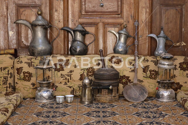 معاميل صنع القهوة الاصيلة، الاحتفاظ بتاريخ وممتلكات الأجداد التراثية، شعبيات سعودية خليجية نادرة، معدات وادوات عربية قديمة في غرفة معيشة شعبية, محلات بيع القطع الاثريه والتحف القديمه الأنتيكا في المملكة العربية السعودية