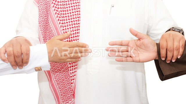 مفهوم الصفح والتسامح، محاولة الاصلاح بين شخصين، بورتريه مقرب لرجل عربي خليجي سعودي يرتدي الشماغ والثوب التقليدي يقوم بمسك يدي شاب وإمرأة، منع الملامسة والمصافحة للوقاية من الامراض وانتشار الاوبئة، خلفية بيضاء